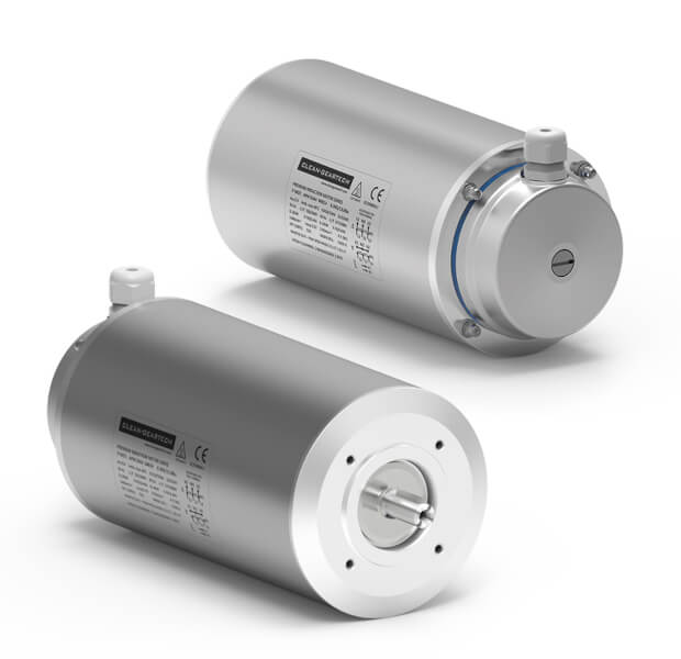 Zwei zylindrische Elektromotoren aus silberfarbenem Aluminium, dargestellt vor hellem Hintergrund in leicht versetzter Perspektive. Der vordere Motor zeigt eine zentrale Welle mit Befestigungsbohrungen am runden Flansch.