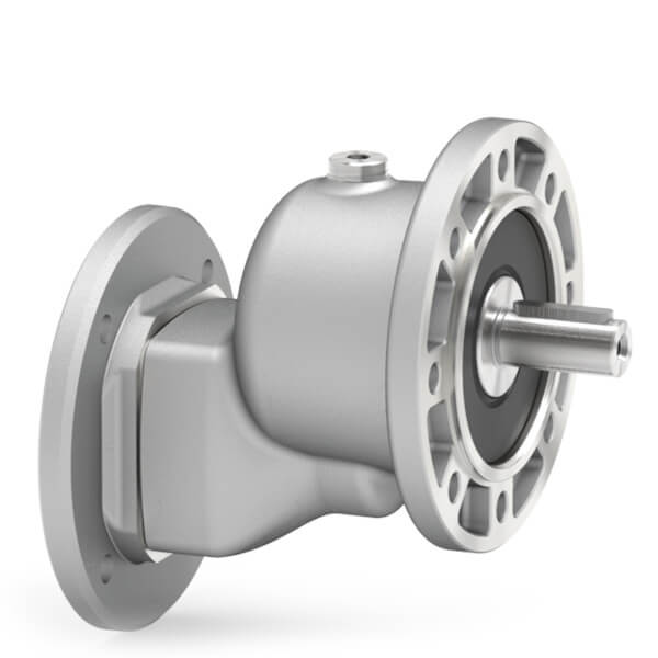 Aluminium-Stirnradgetriebe mit glatter, leicht matter Oberfl&auml;che, dargestellt in schr&auml;ger Perspektive vor neutralem, hellem Hintergrund. Auf der rechten Seite ist ein runder Flansch mit mehreren gleichm&auml;&szlig;ig angeordneten Befestigungsbohrungen sowie eine herausragende, zylindrische Welle mit sichtbarer Keilnut zu erkennen.